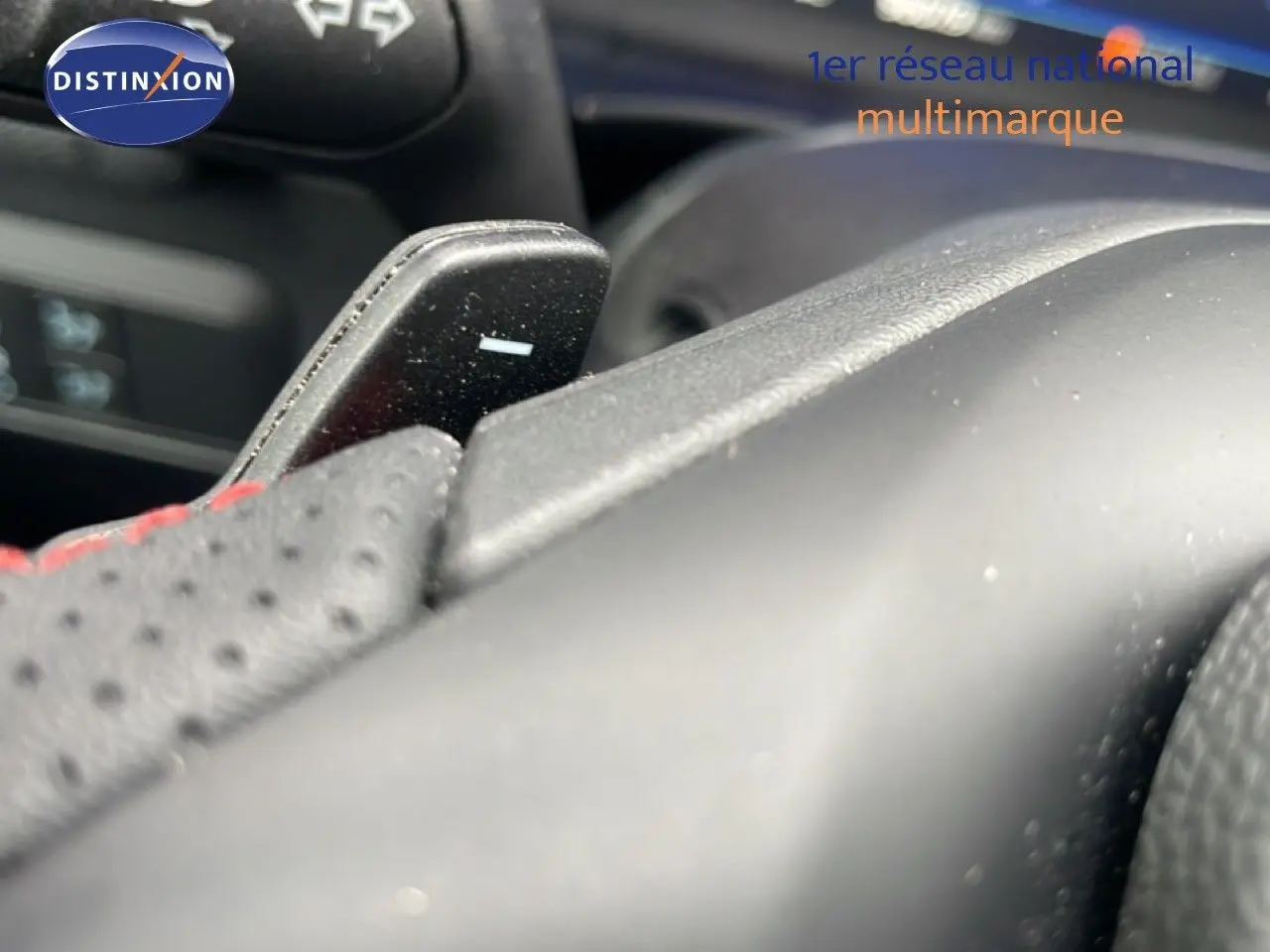 Gros plan sur la palette de changement de vitesses au volant d’un Ford Kuga 2024 finition ST-LINE.