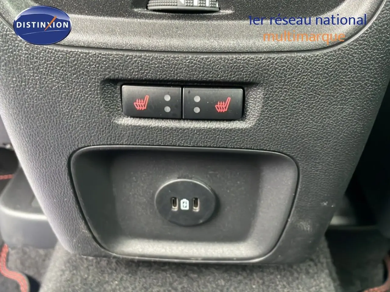 Gros plan sur les commandes des sièges chauffants et prise USB arrière dans un Ford Kuga bleu Vapor Metal 2024.