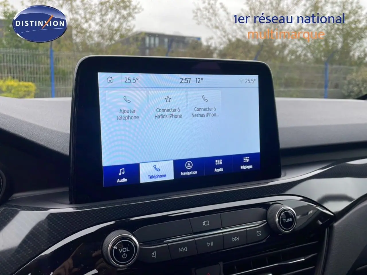 Écran tactile central du Ford Kuga 2024 ST-LINE en intérieur, avec commandes audio et navigation visibles.