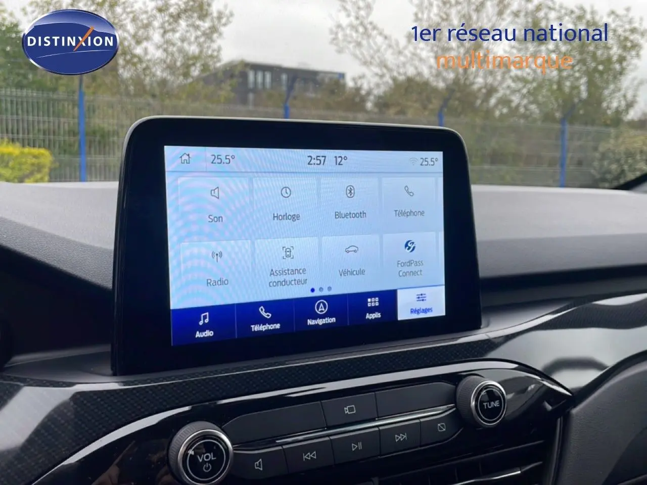 Écran tactile central du tableau de bord du Ford Kuga 2024, affichant les réglages multimédia et connectivité.