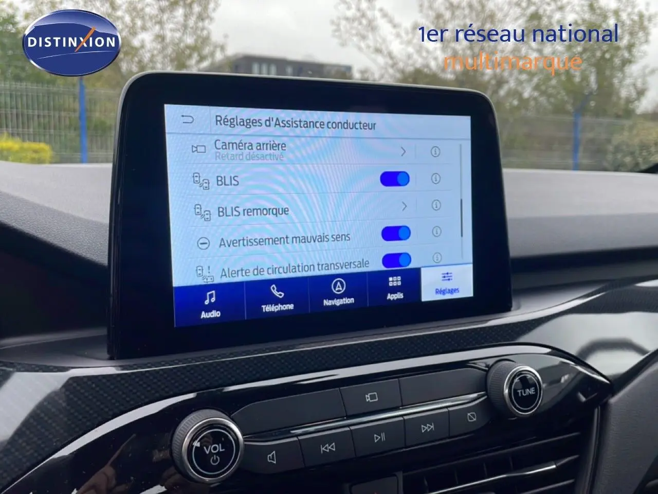 Écran central tactile du Ford Kuga 2024 montrant les réglages d’assistance conducteur dans un intérieur noir.