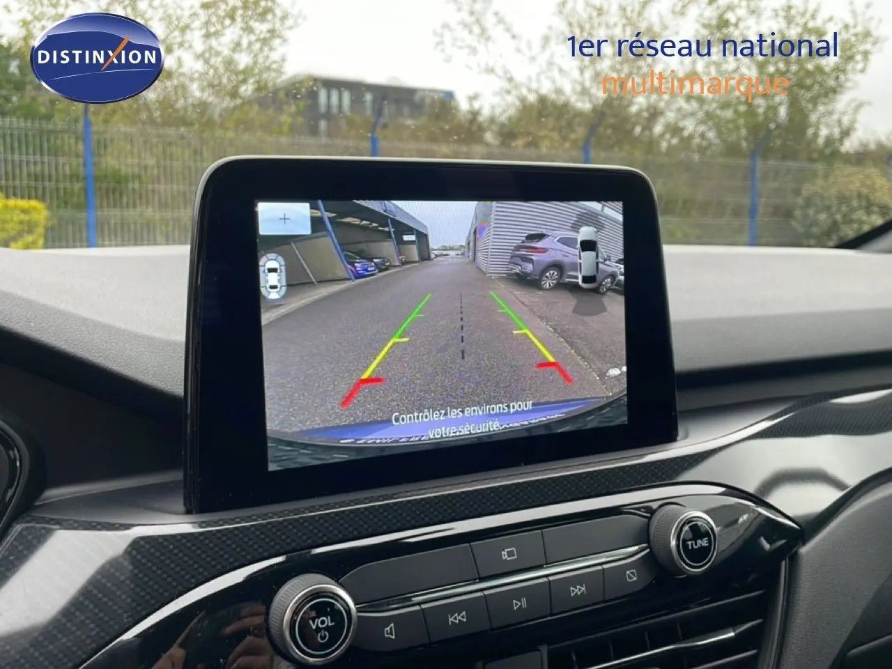 Écran central montrant la caméra de recul du Ford Kuga bleu Vapor Metal, vue intérieure sur tableau de bord moderne.