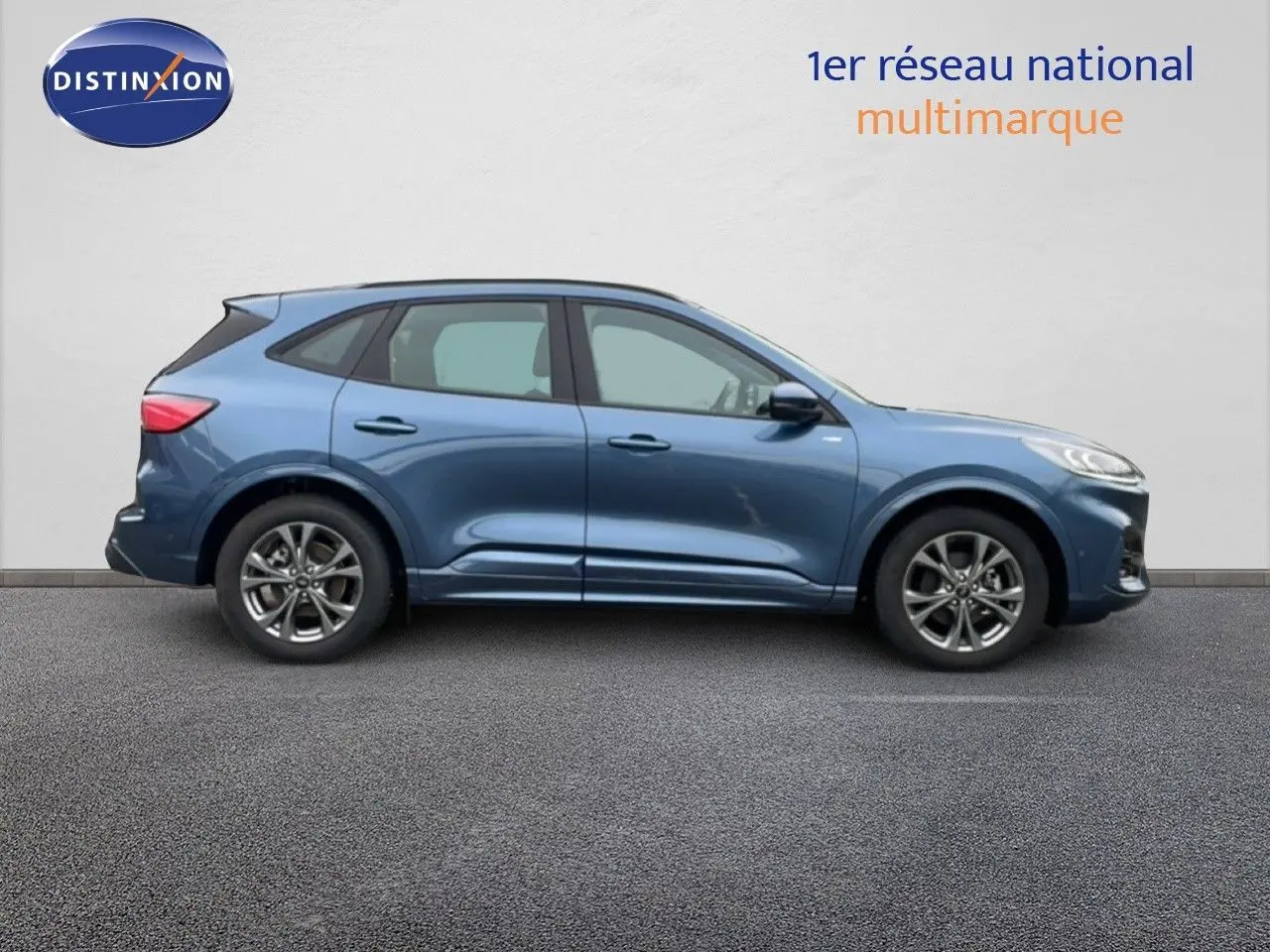 Ford Kuga 2024 bleu Vapor Metal, vue profil côté gauche, finition ST-Line avec jantes alliage grises.