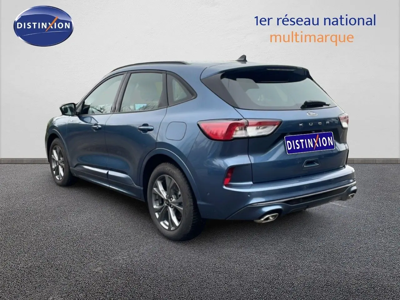 Vue 3/4 arrière droite d’un Ford Kuga bleu Vapor Metal 2024 avec finition ST-LINE et double sortie d’échappement chromée.