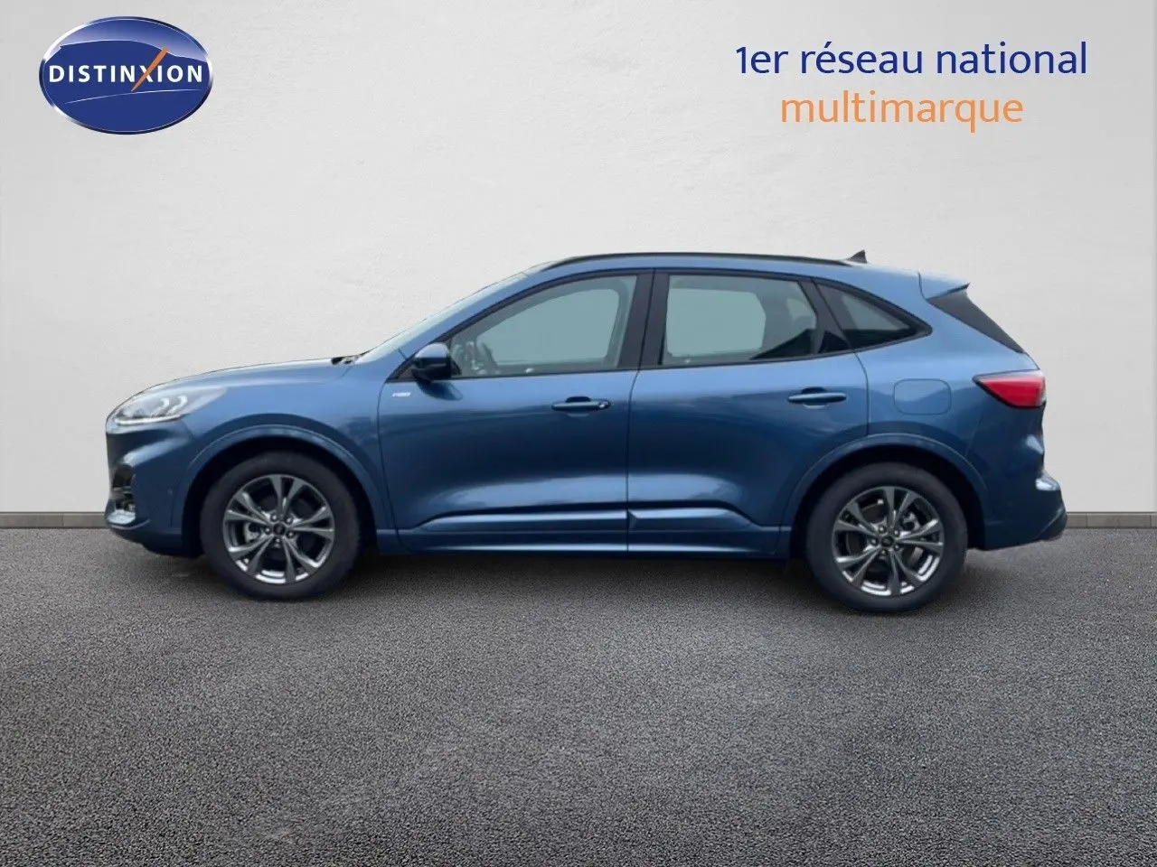 Ford Kuga 2024 bleu vapor metal en profil gauche, SUV compact avec jantes alliage et lignes dynamiques.