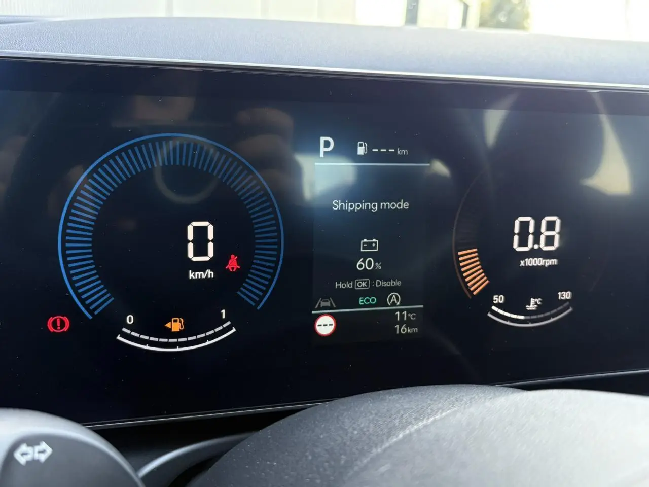 Tableau de bord numérique du Hyundai Tucson 2025, affichant vitesse, régime moteur et mode écologique en gros plan.