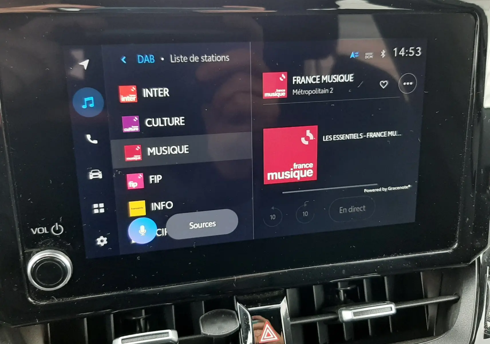 Écran tactile central affichant la liste des stations radio DAB dans l’habitacle d’une Toyota Corolla blanche 2022.