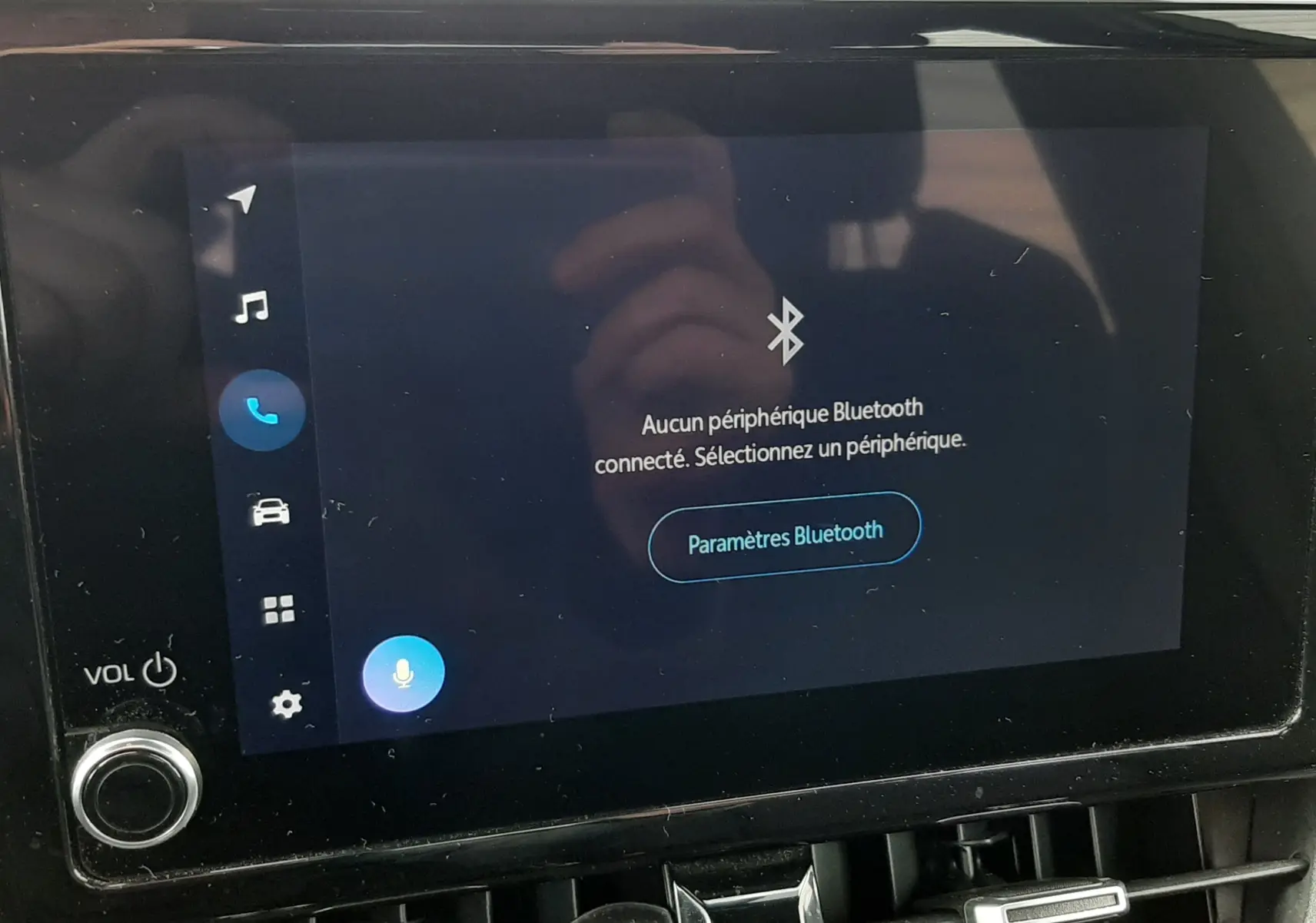 Écran tactile central affichant le menu Bluetooth dans l'habitacle d'une Toyota Corolla blanche 2022.