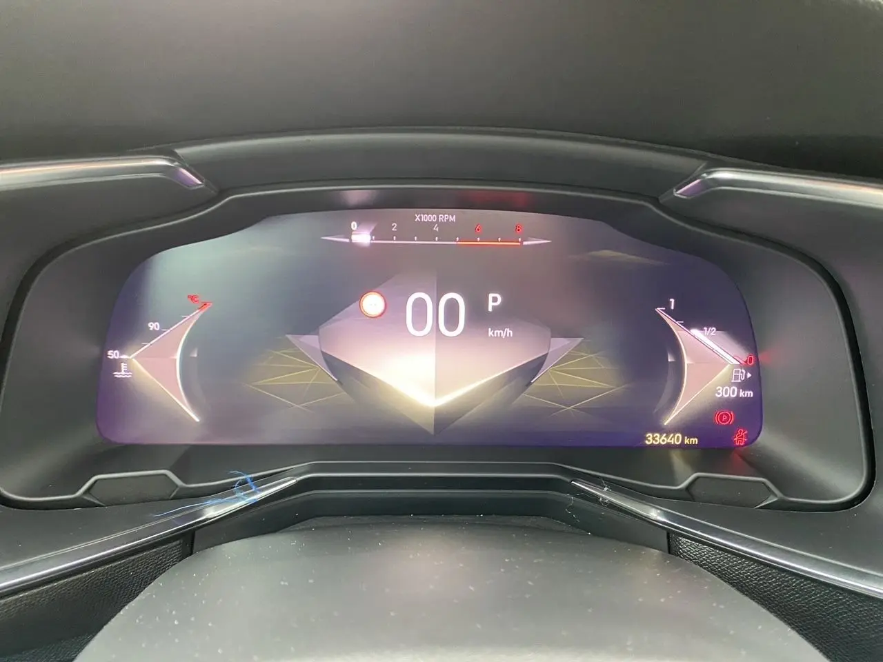 Tableau de bord numérique du DS7 2024 en vue frontale, affichant vitesse, régime moteur et jauges couleur sombre.