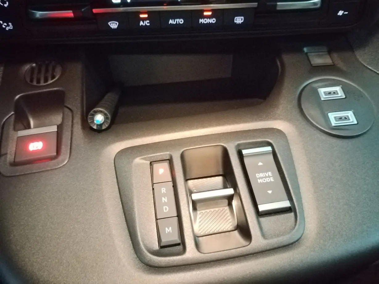 Vue rapprochée de la console centrale du Citroën Berlingo blanc 2025, avec commande de boîte auto et bouton Drive Mode.