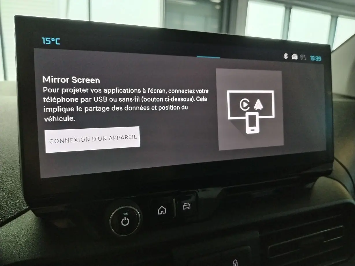 Écran tactile intérieur du Citroën Berlingo 2025 affichant la fonction Mirror Screen à 15°C.