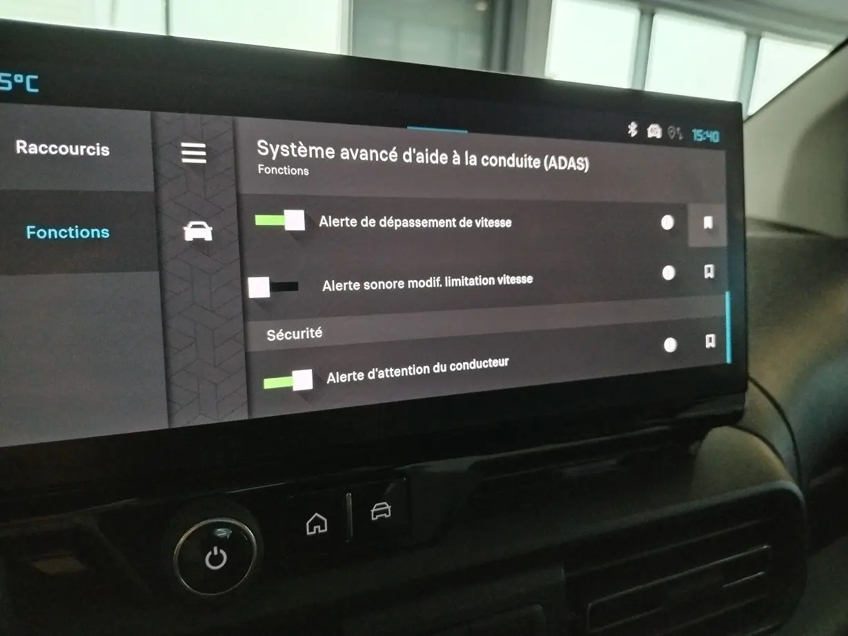 Écran tactile intérieur du Citroën Berlingo 2025 affichant les réglages du système avancé d'aide à la conduite.