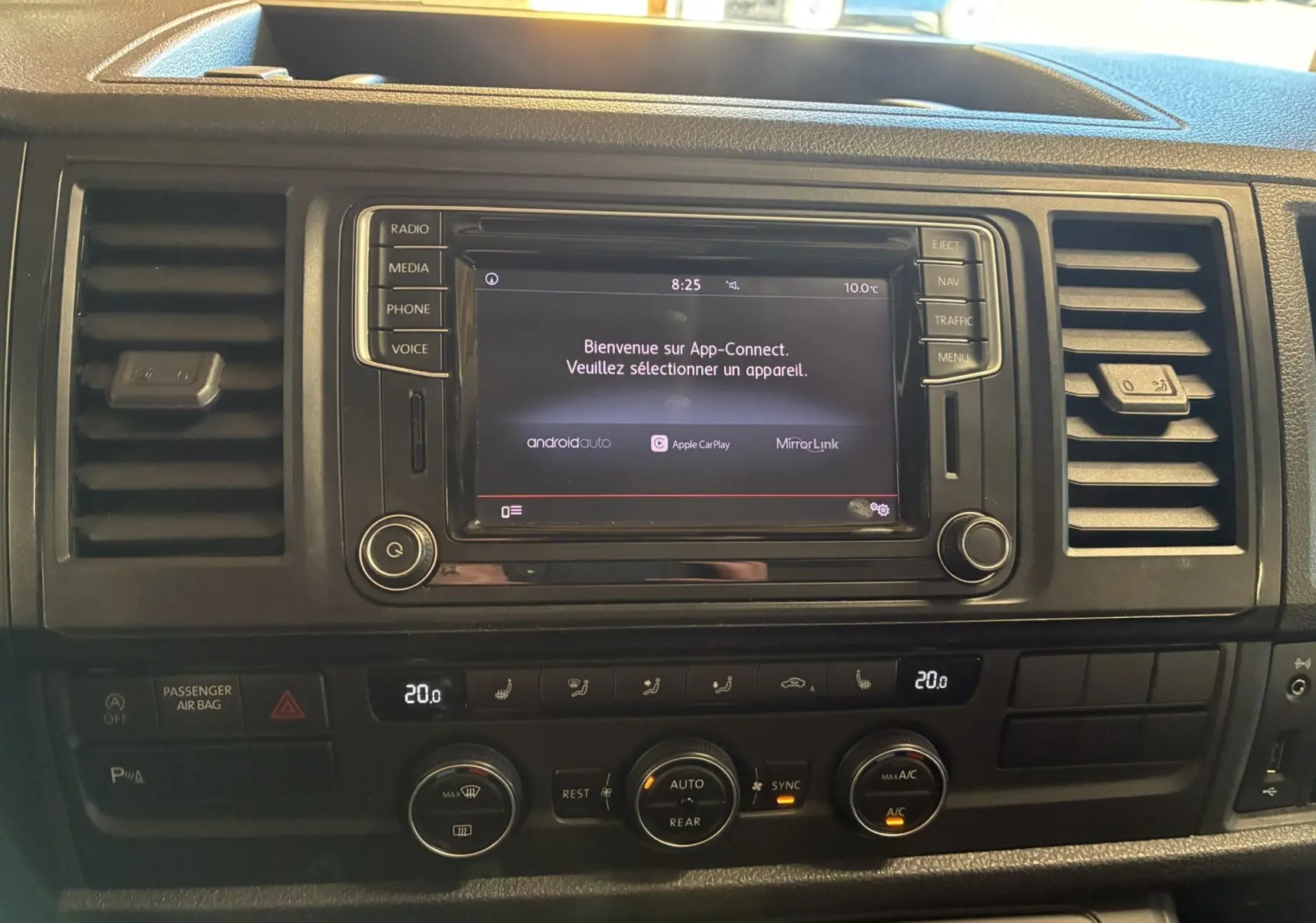 Vue rapprochée du tableau de bord noir du Volkswagen Multivan T6 avec écran tactile et commandes de climatisation.