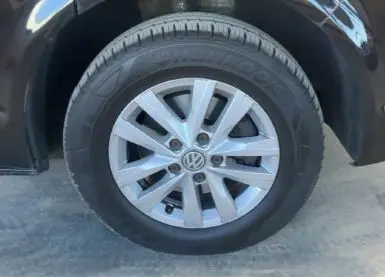 Vue arrière d’un Volkswagen Multivan T6 noir de 2015, avec badge TDI et plaque Distinxion visible en intérieur.