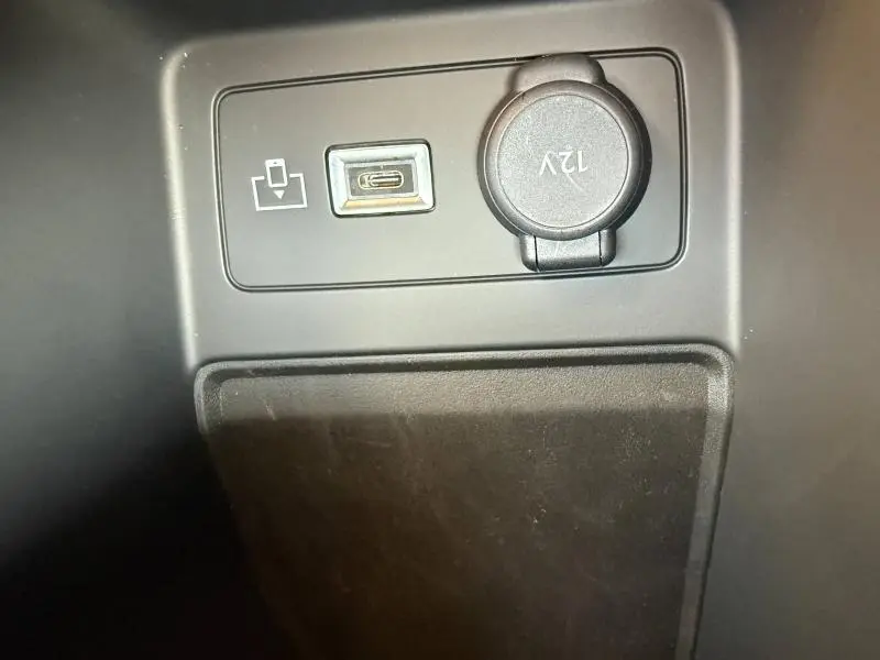 Prise USB-C et prise 12V en gros plan dans l’habitacle de la Peugeot 308 Hybrid 2025, finition Allure.