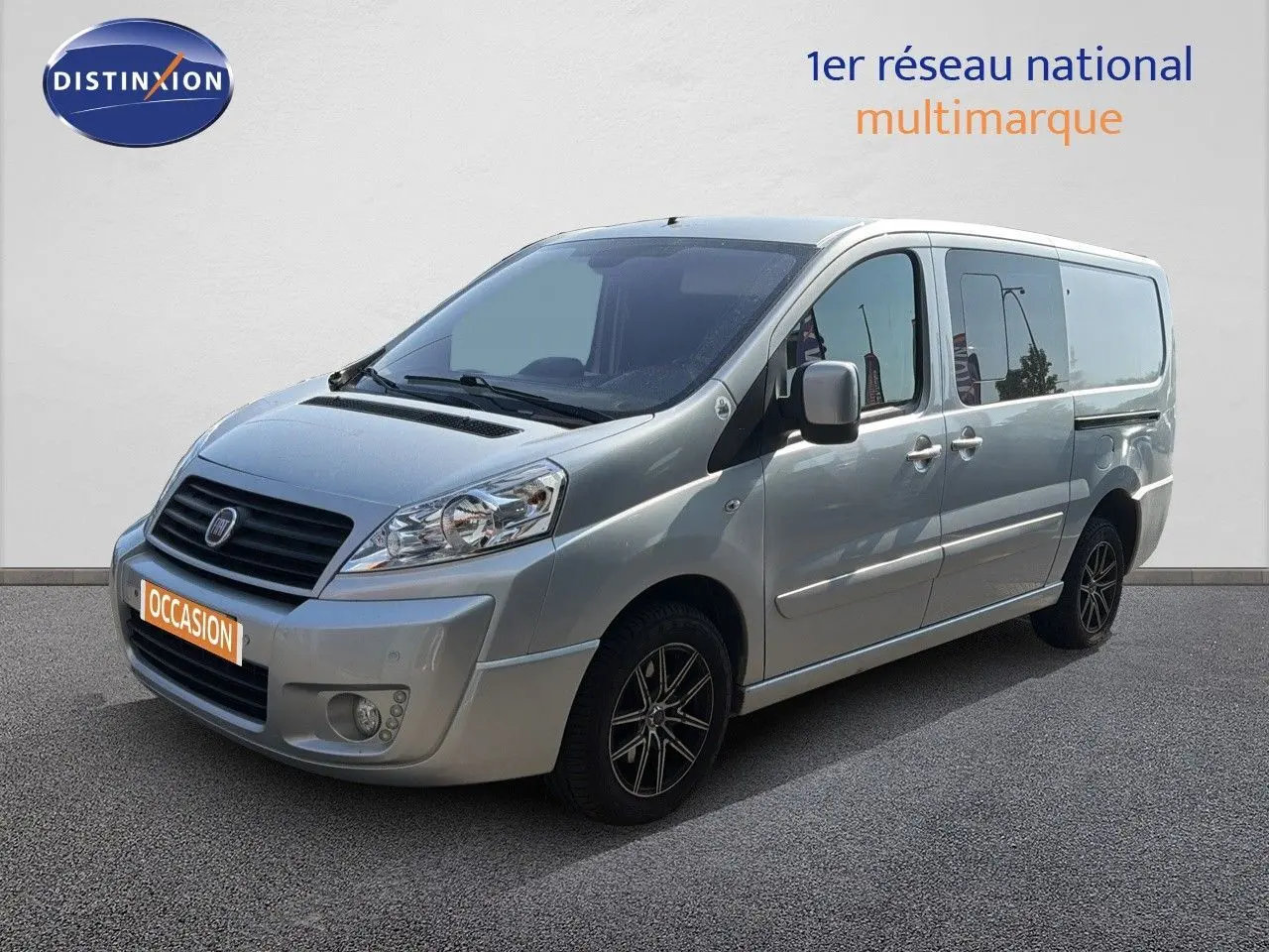 Fiat Scudo Fourgon gris métal vu en 3/4 avant droit, avec jantes alliage noires et vitres teintées.