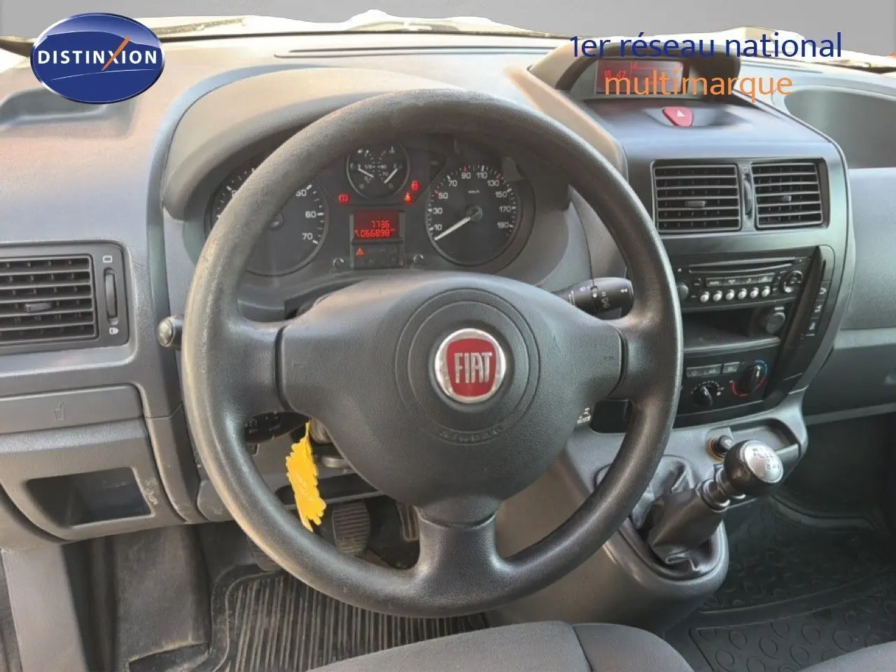 Vue intérieure centrée sur le volant et tableau de bord du Fiat Scudo Fourgon gris métal avec boîte manuelle.