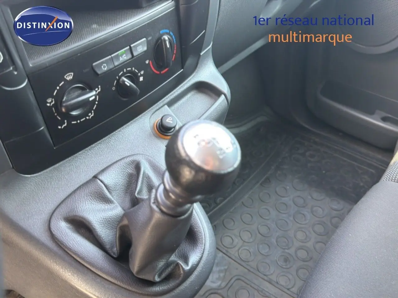 Gros plan sur la commande de boîte manuelle et la console centrale intérieure du FIAT Scudo Fourgon gris métal de 2016.