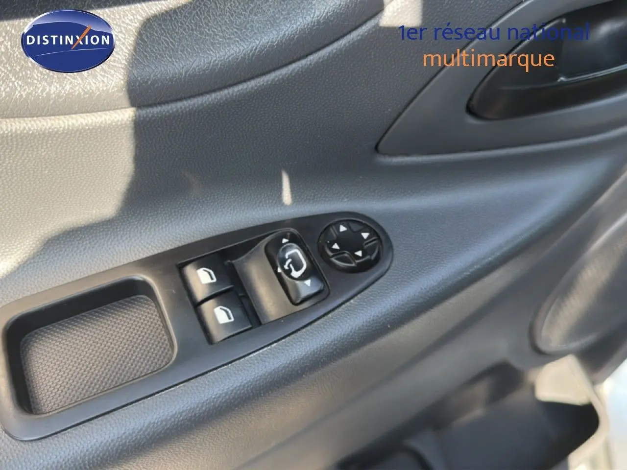 Gros plan sur la commande des vitres électriques et réglage des rétroviseurs côté conducteur du FIAT Scudo Fourgon gris métal.