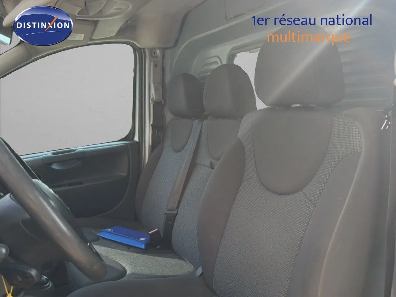 Vue intérieure sur les sièges avant en tissu gris du Fiat Scudo Fourgon, version 3 places, avec volant et portière côté gauche visibles.