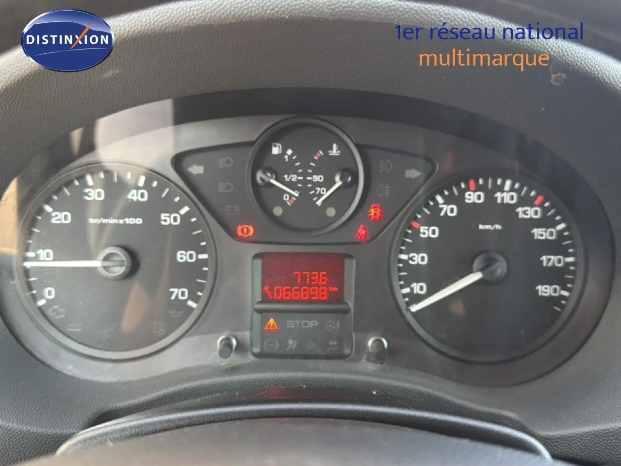 Tableau de bord du FIAT Scudo Fourgon 2016, affichage des compteurs et voyants, vue frontale rapprochée.