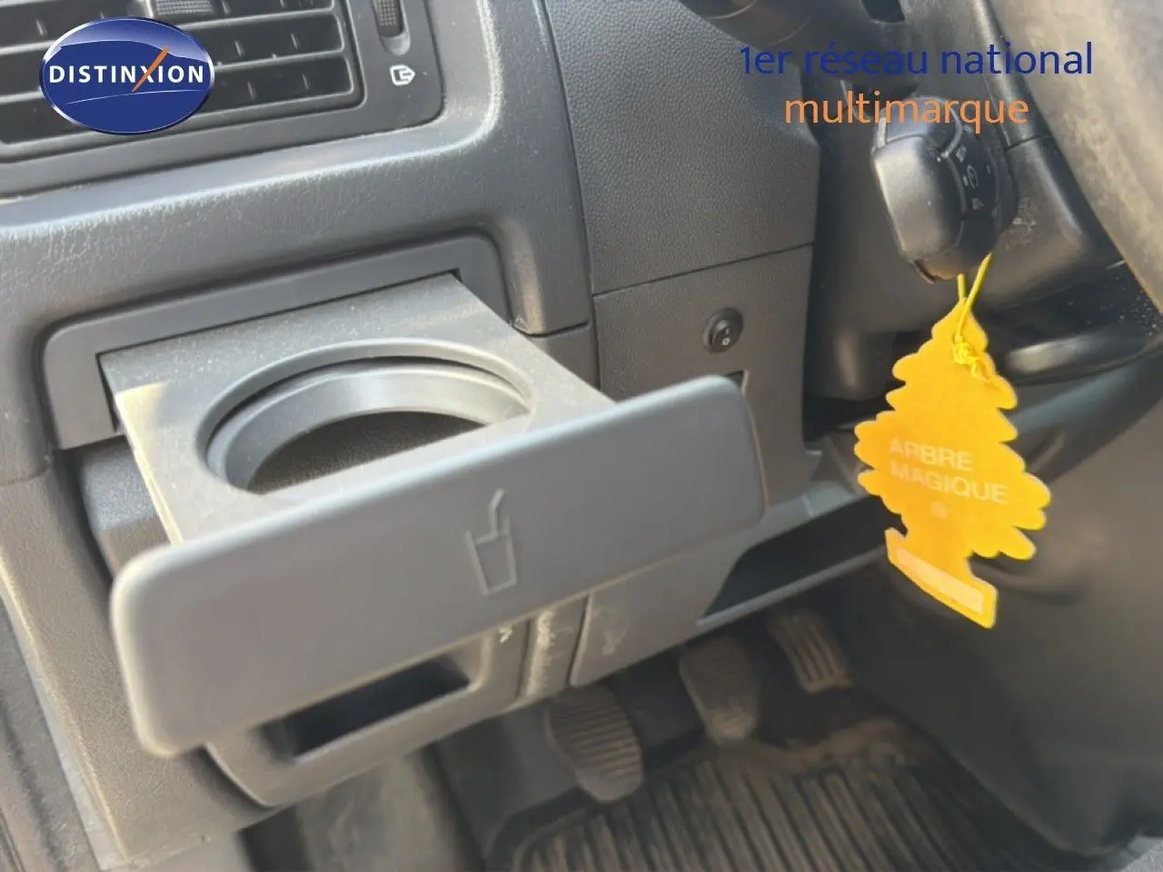 Détail intérieur du porte-gobelet déployé côté gauche du tableau de bord du Fiat Scudo Fourgon gris métal 2016.