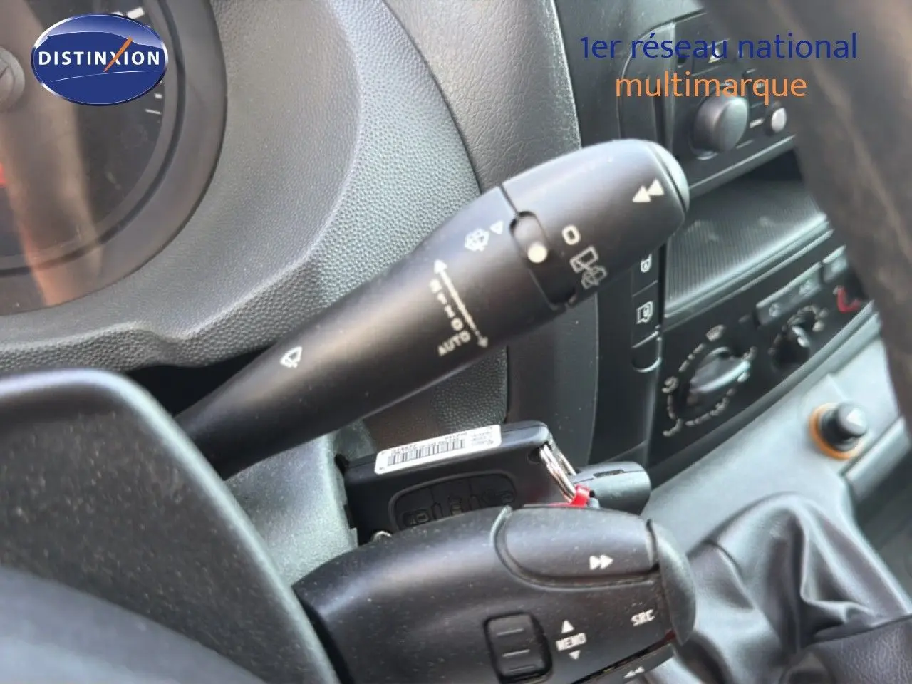 Détail intérieur du tableau de bord du Fiat Scudo Fourgon 2016, avec commandes au volant et leviers noirs.