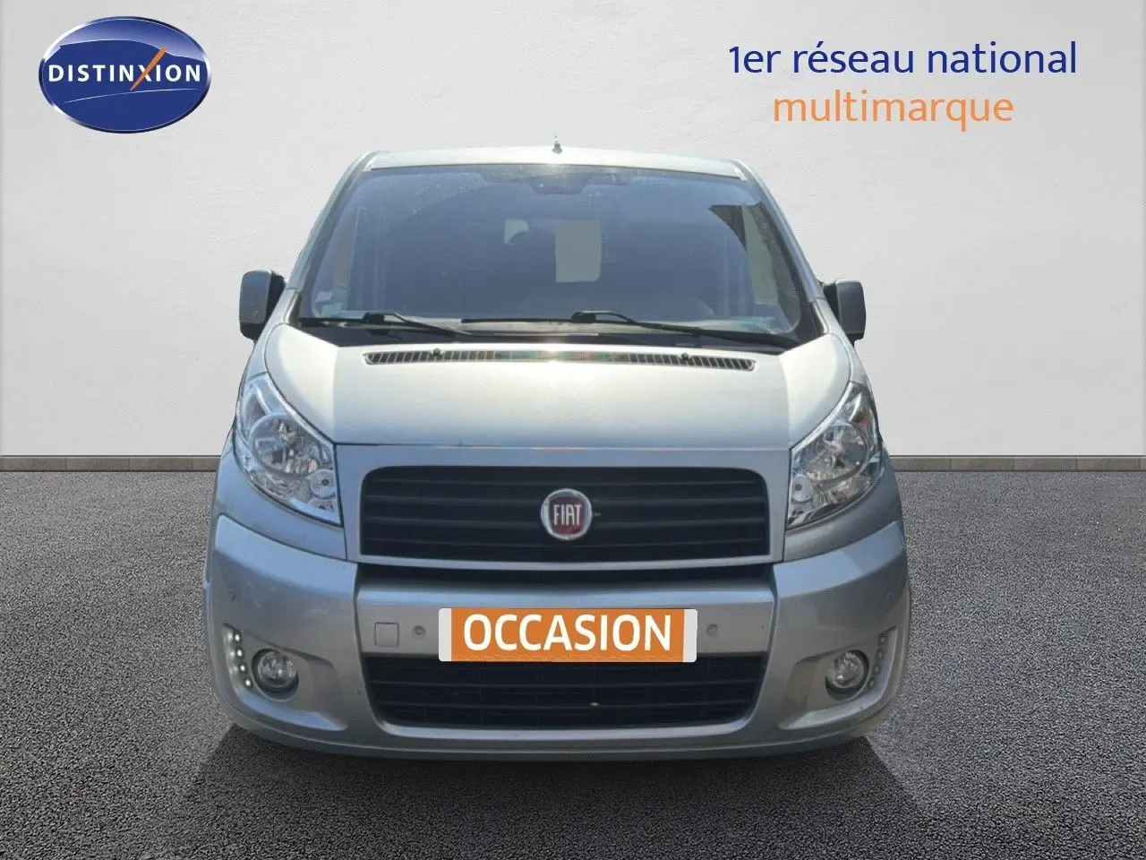Vue frontale d'un FIAT Scudo Fourgon gris métal de 2016 avec logo FIAT et plaque "OCCASION" visible.