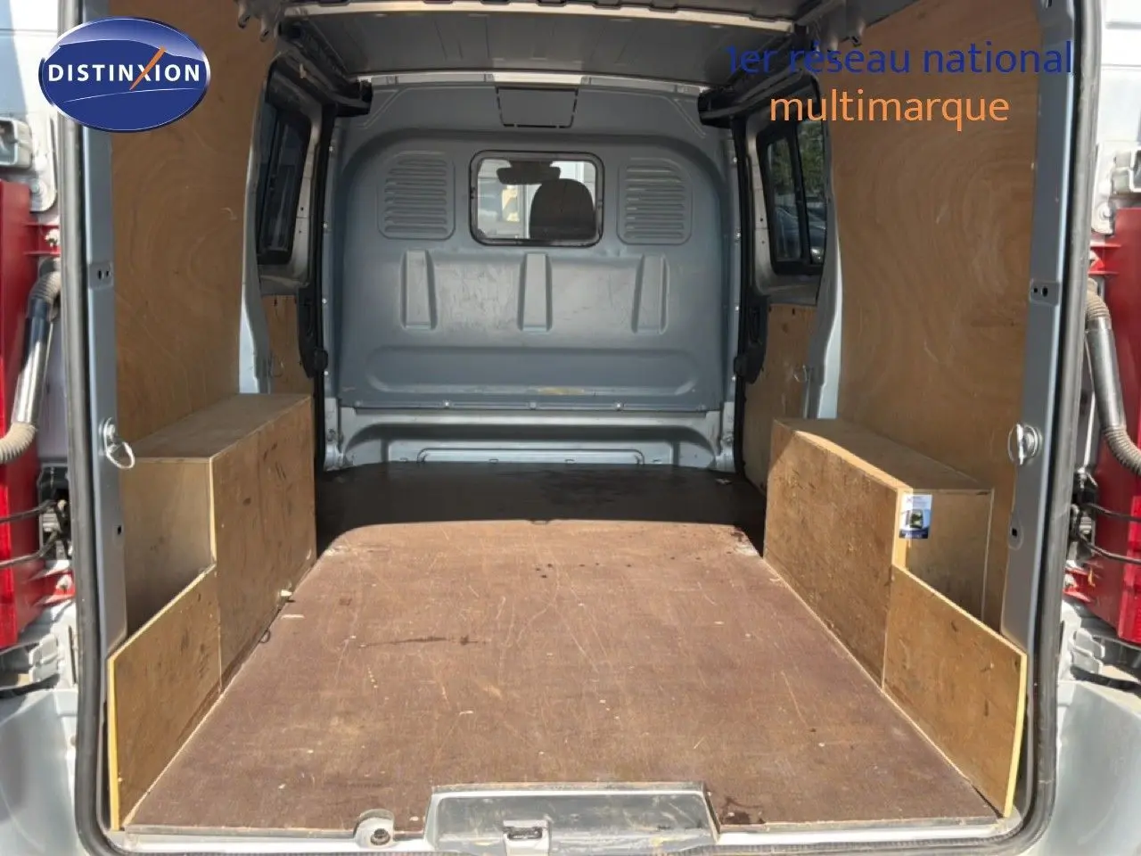 Vue arrière intérieure du FIAT Scudo Fourgon gris métal 2016, montrant l'espace de chargement avec revêtement bois.