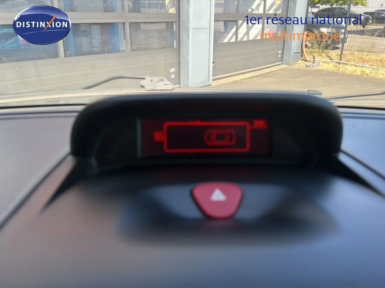 Vue intérieure du tableau de bord du Fiat Scudo Fourgon 2016, avec affichage numérique rouge et bouton de signalisation.