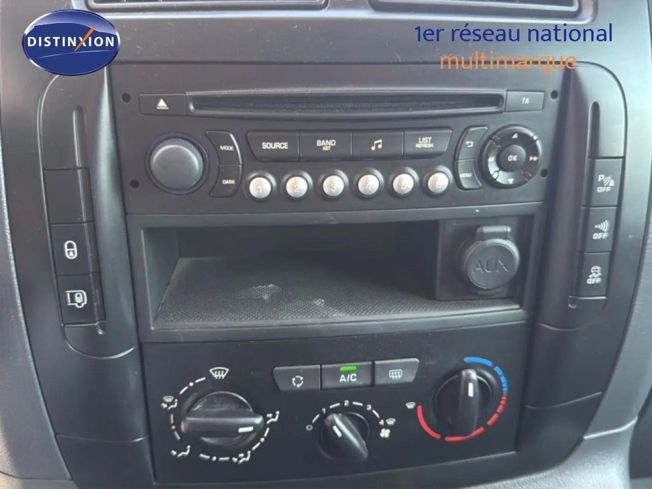 Vue rapprochée du tableau de bord du Fiat Scudo Fourgon gris métal, montrant la console centrale avec commandes audio et climatisation.