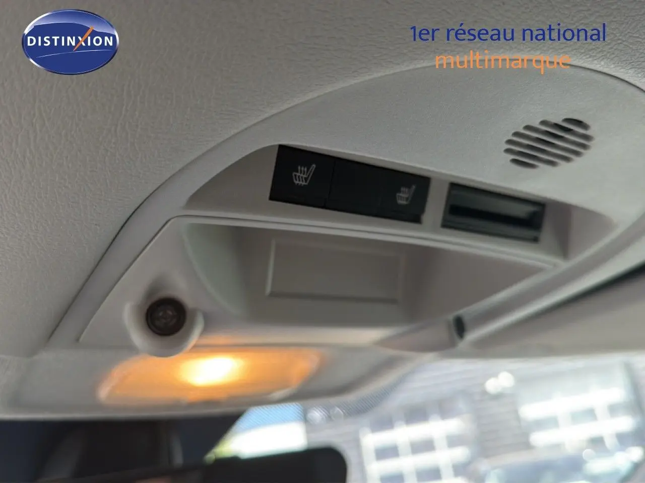 Vue intérieure en gros plan du plafonnier avec commandes de sièges chauffants du FIAT Scudo Fourgon gris métal 2016.