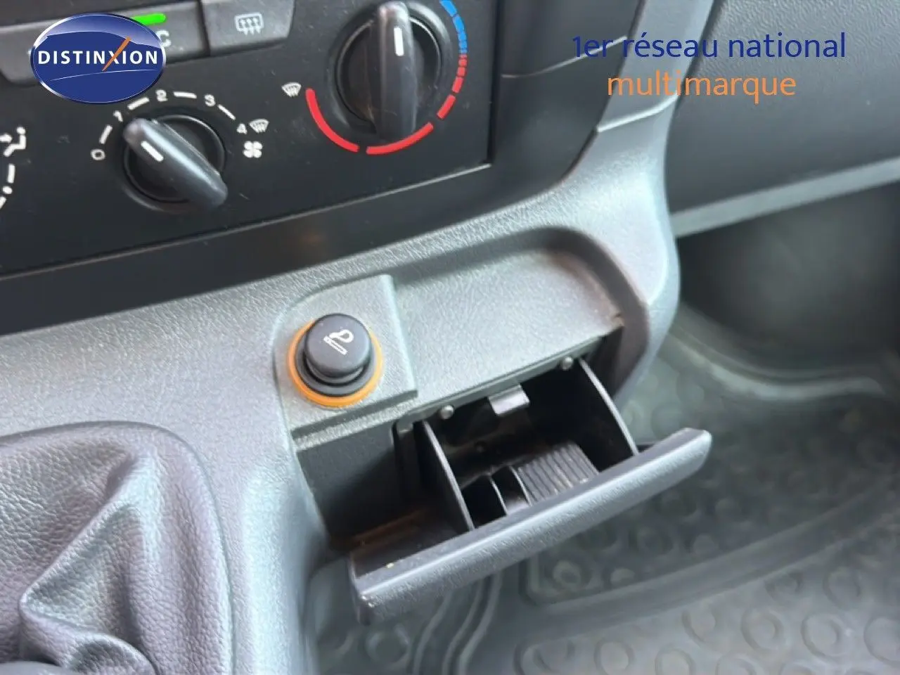 Détail intérieur du tableau de bord du Fiat Scudo Fourgon gris métal, avec commande de chauffage et cendrier ouvert.