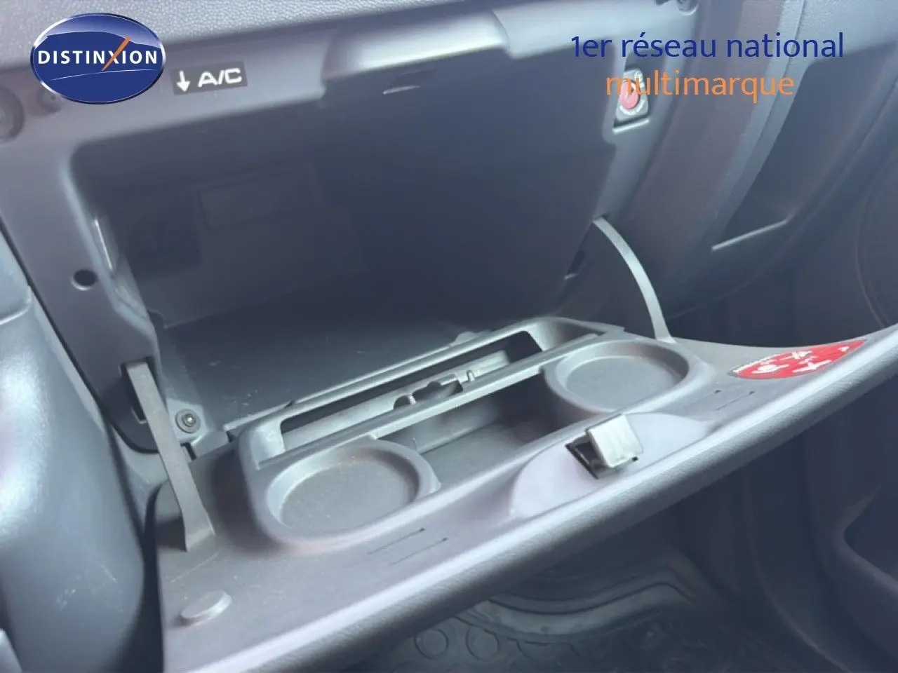 Intérieur du FIAT Scudo Fourgon 2016, vue rapprochée de la boîte à gants ouverte avec porte-gobelets intégrés.