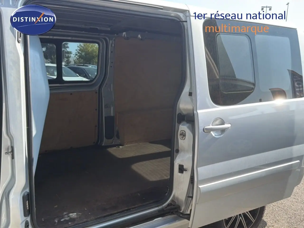 Vue latérale droite d’un FIAT Scudo Fourgon gris métal 2016 avec porte coulissante ouverte montrant l’espace de chargement vide.