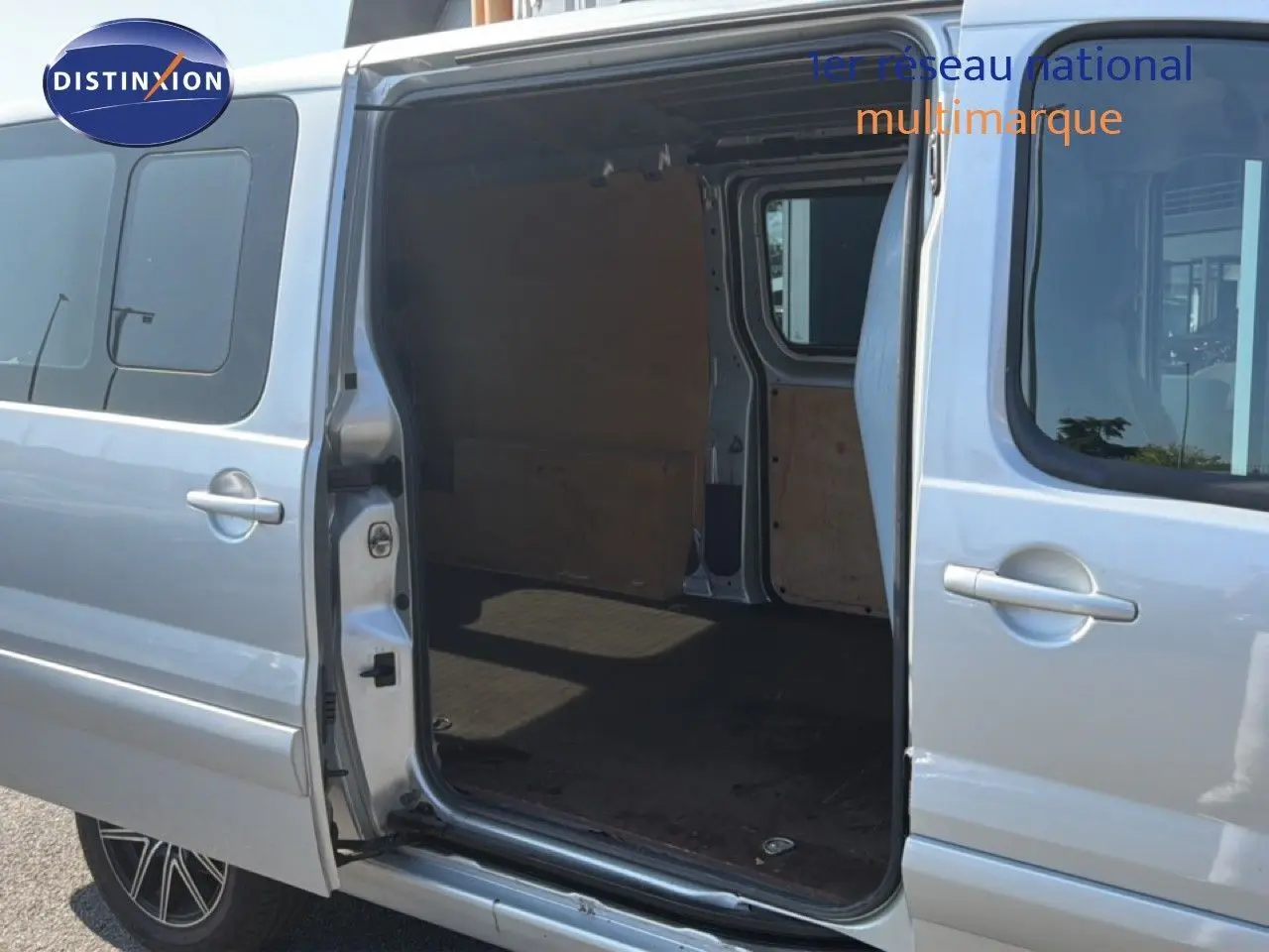 Vue latérale droite d’un FIAT Scudo Fourgon gris métal 2016 avec porte coulissante ouverte montrant l’espace de chargement vide.