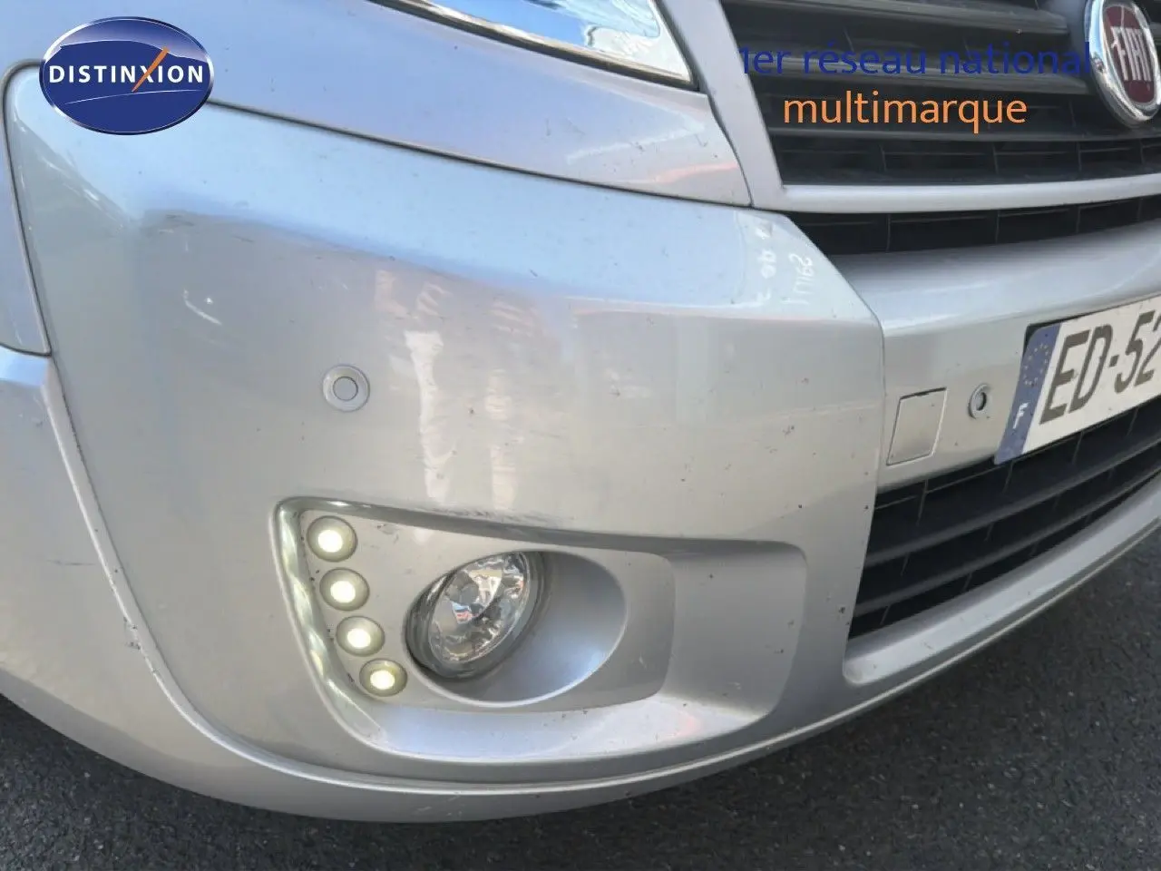 Gros plan sur l'angle avant gauche du FIAT Scudo Fourgon gris métal, avec antibrouillard et feux LED intégrés.