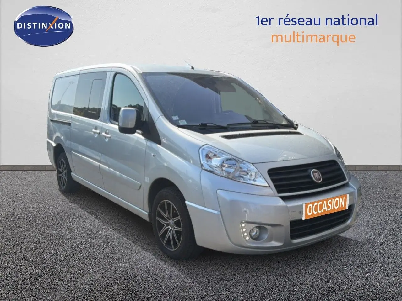 Fiat Scudo Fourgon gris métal en 3/4 avant droit, avec jantes alliage et plaque "OCCASION" visible.