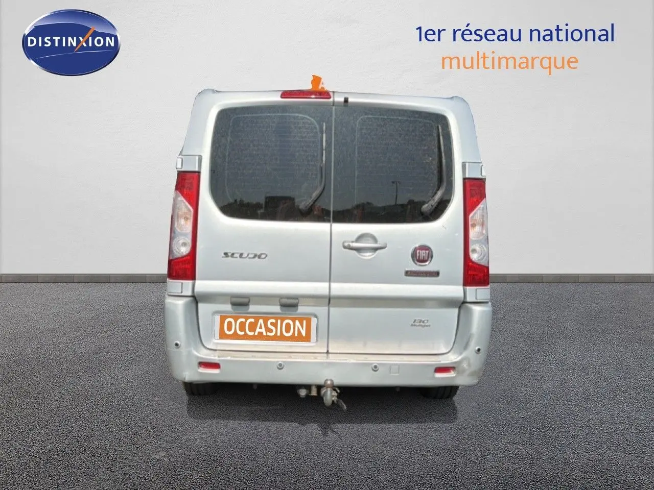 Vue arrière d'un FIAT Scudo Fourgon gris métal de 2016 avec hayon double portes et attelage visible.