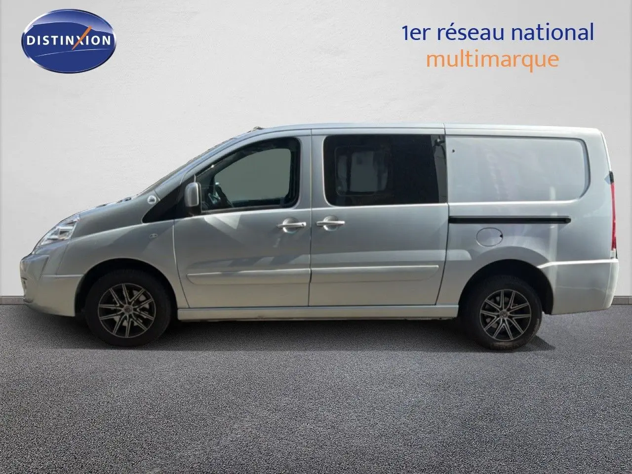Profil droit du FIAT Scudo Fourgon gris métal de 2016, avec fenêtres teintées et jantes alliage noires.