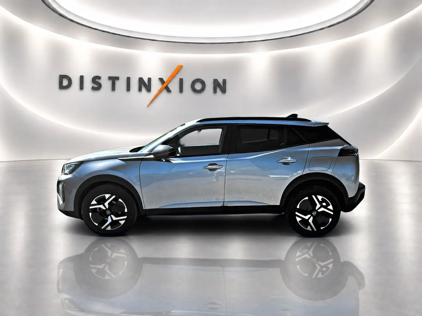 Peugeot 2008 gris Artense vue de profil côté gauche, avec jantes alu noires et toit noir contrastant.