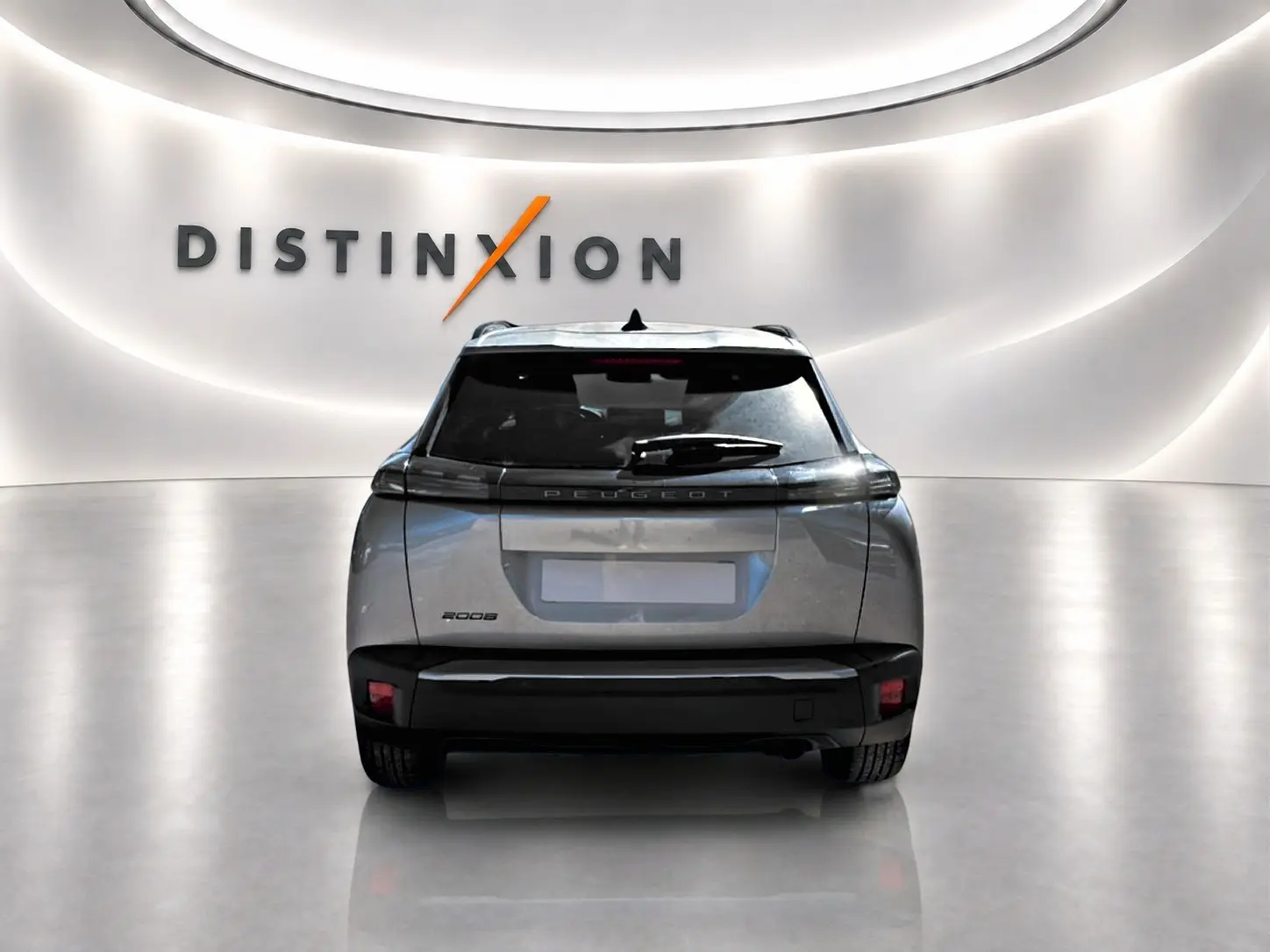 Vue arrière du Peugeot 2008 gris Artense 2025, avec feux arrière LED et becquet noir distinctif.