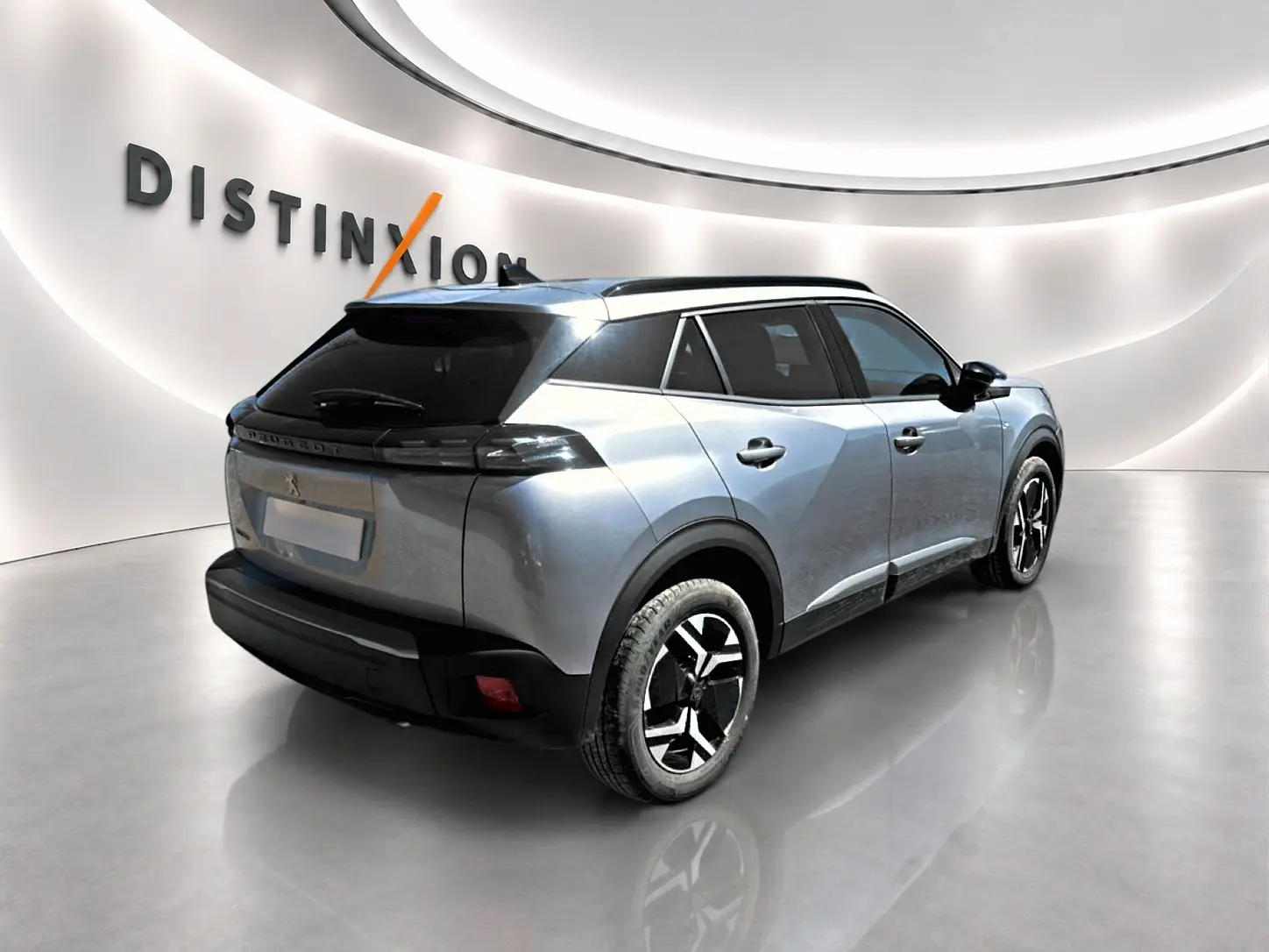 Peugeot 2008 gris Artense en 3/4 arrière droit, avec toit noir et jantes alliage distinctives.