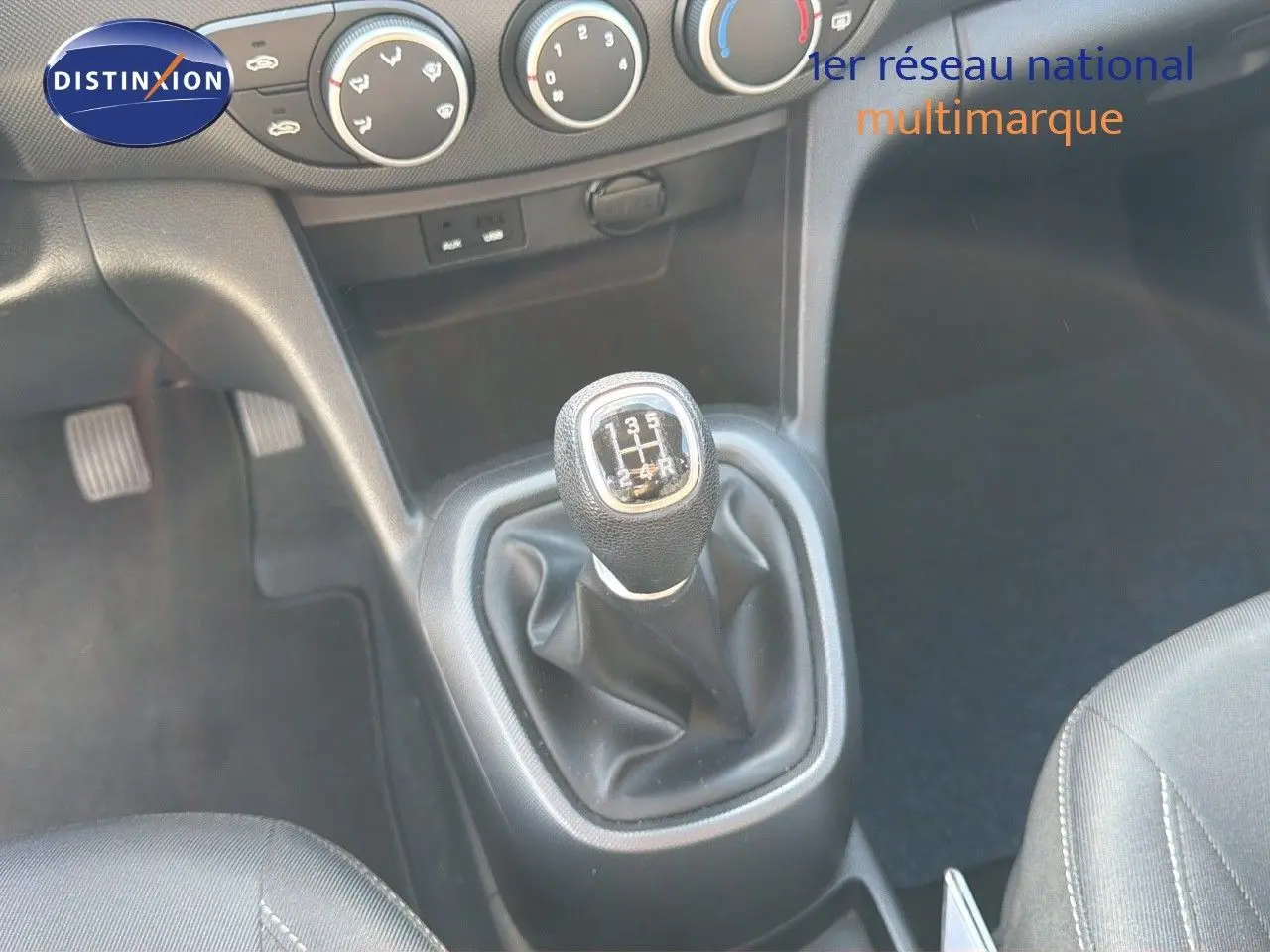 Le levier de vitesses manuel noir de la Hyundai i10 blanche 2018 vu en gros plan intérieur central.