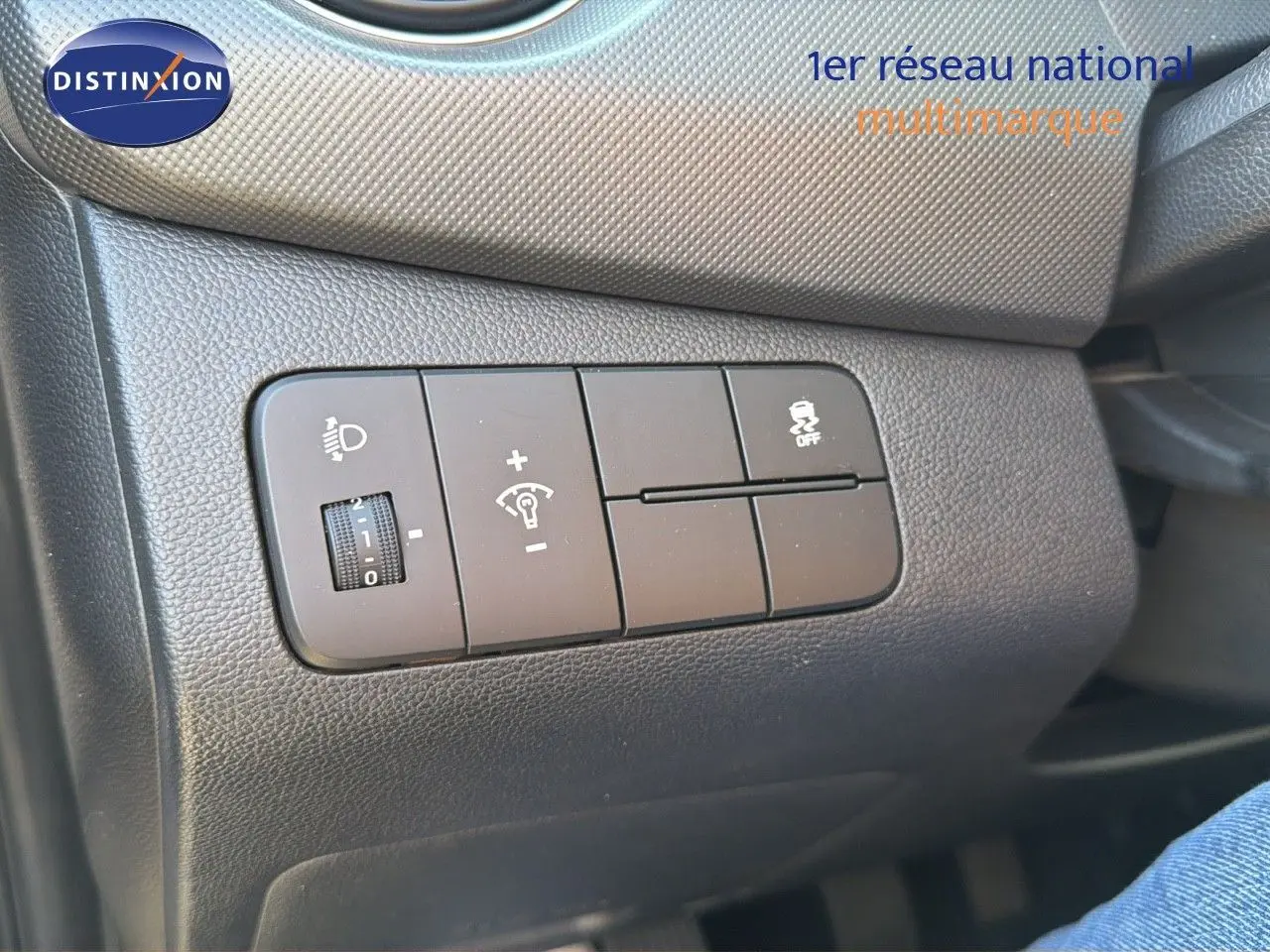 Gros plan sur les commandes de réglage d'éclairage et de stabilité dans l'habitacle d'une Hyundai i10 blanche 2018.