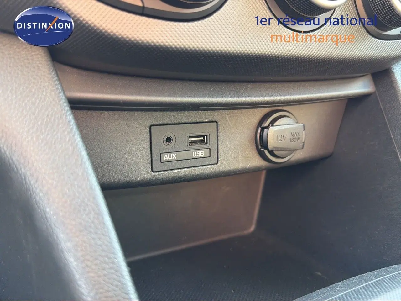Prise USB et AUX avec prise 12V visible dans l'habitacle de la Hyundai i10 blanche, version 1.0 66 Intuitive.