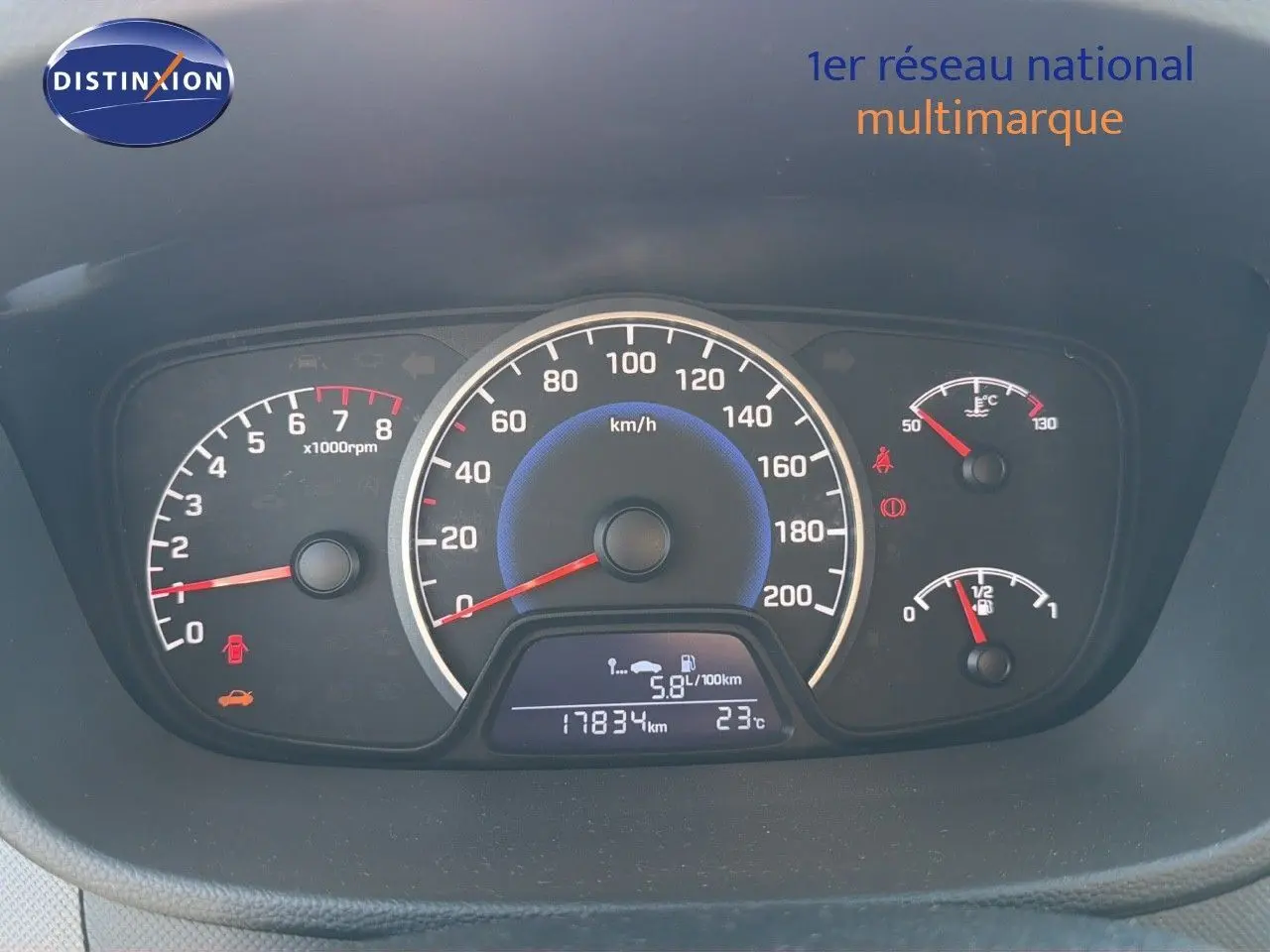 Tableau de bord de Hyundai i10 blanche 2018, affichant compte-tours, vitesse, température et jauge carburant.