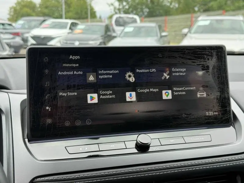 Écran tactile central du Nissan Qashqai 2025 affichant les applications Android Auto et Google Maps, intérieur gris.