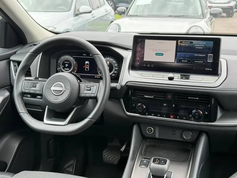 Vue intérieure du tableau de bord et volant cuir multifonction du Nissan Qashqai 2025, avec écran tactile et commandes digitales.