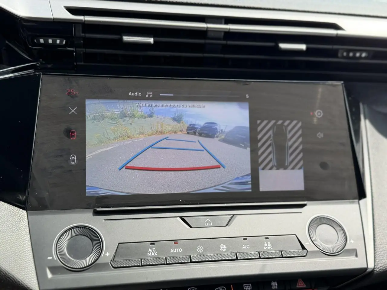 Écran tactile central de la Peugeot 308 gris Artense montrant la caméra de recul avec guidage en couleur.